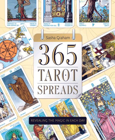 Bild på 365 tarot spreads - revealing the magic in each day