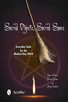 Bild på Sacred objects, sacred space - everyday tools for the modern-day witch